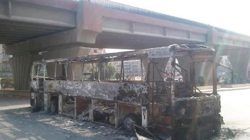Un bus incendié des forces de sécurité syriennes. Les forces de l'opposition et l'armée syrienne ont affirmé tous les deux dimanche avoir le contrôle du quartier de Salaheddine, à Alep, au deuxième jour de violents combats qui suscitent l'inquiétude de la