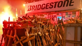 Amas de croix représentant les salariés de Bridgestone déposé le 27 novembre 2020 à l'entrée de l'usine du géant des pneumatiques à Béthune