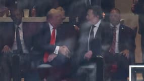 Le président américain Donald Trump et le PDG de Tesla, Elon Musk, se serrent la main lors de la cérémonie publique à la mémoire de l'activiste de droite Charlie Kirk, au State Farm Stadium de Glendale, en Arizona, le 21 septembre 2025. 