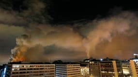 Au-dessus de la place Syntagma d'Athènes, le ciel témoigne de l'embrasement dans les rues, où des violences ont éclaté dimanche tandis que les députés votaient un nouveau plan d'austérité pour satisfaire aux conditions posées par les bailleurs de fonds in