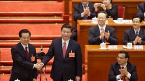 Le parlement chinois a formellement élu Xi Jinping (au centre) à la présidence de la République populaire, jeudi, parachevant le transfert du pouvoir de la génération du président sortant Hu Jintao à celle du nouveau chef de l'Etat. /Photo prise le 13 mar