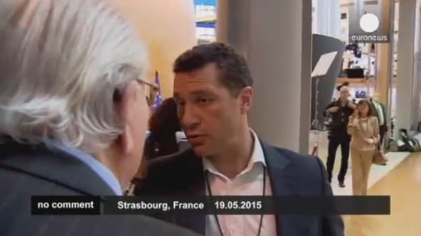 Jean-Marie Le Pen s'invective avec un député du parti nationaliste Ukip, au Parlement européen, à Strasbourg.