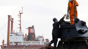 Une grue géante munie de pinces hydrauliques spéciales a commencé samedi à découper la coque du TK Bremen, le cargo maltais échoué le 16 décembre pendant la tempête Joachim sur une plage d'Erdeven, dans le Morbihan. /Photo prise le 6 janvier 2012/REUTERS/