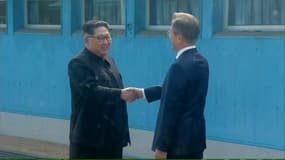 La poignée de main historique entre les chefs d’États des deux Corées à la frontière