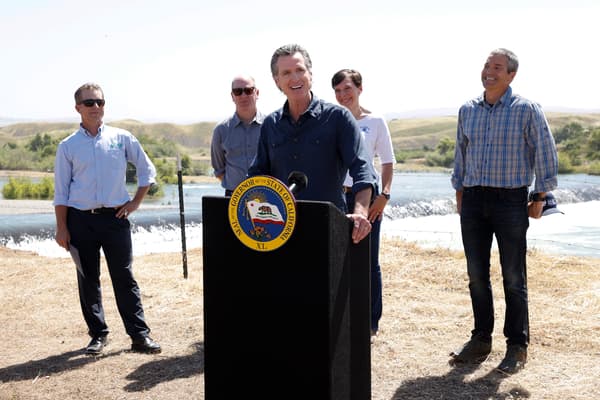 Le gouverneur de Californie Gavin Newsom s'adresse aux médias lors d'une conférence de presse sur la rivière Lower Yuba et le barrage de Daguerre Point à Marysville, en Californie, le 16 mai 2023.