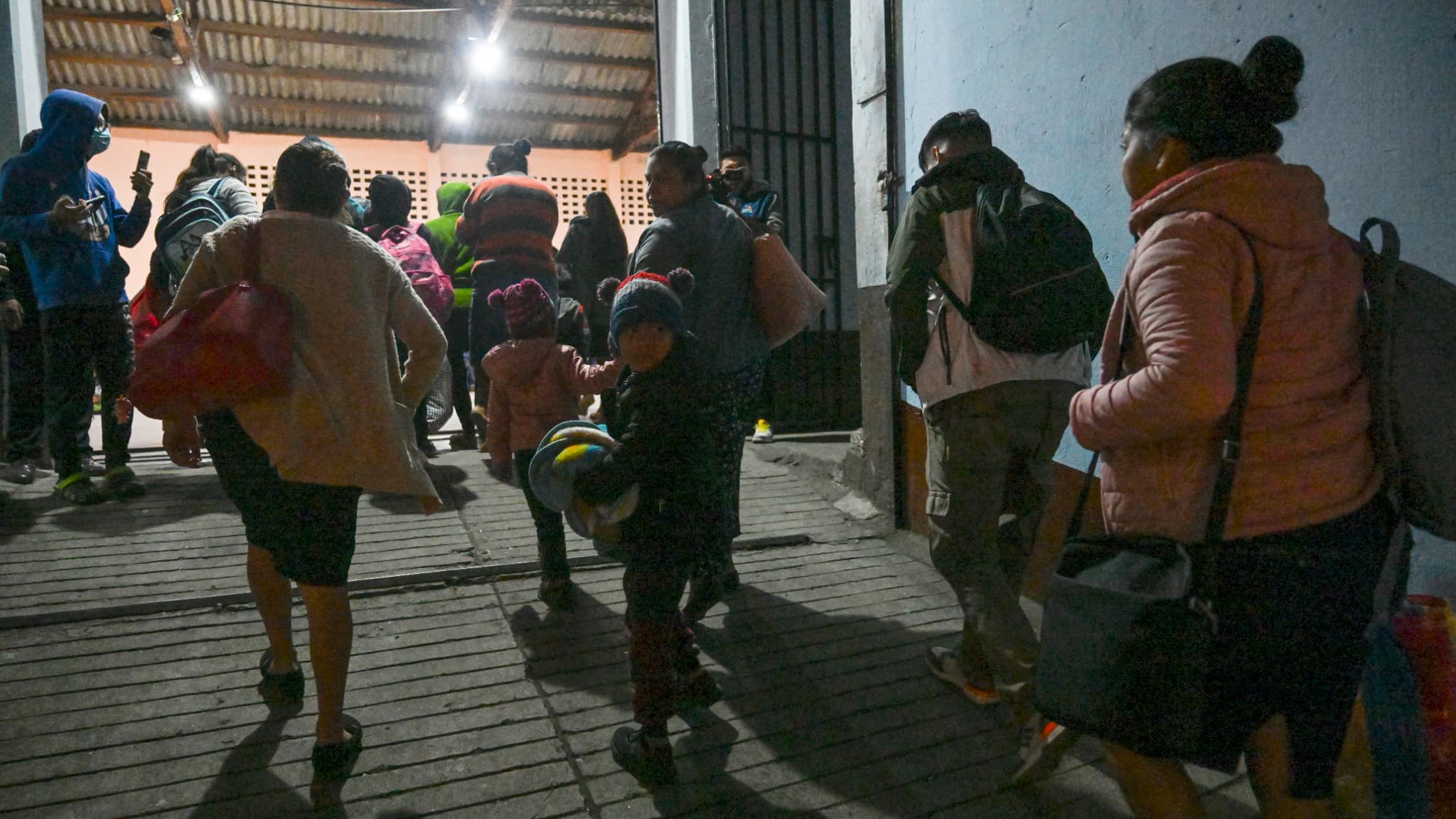 Des personnes évacuées arrivent dans un abri après avoir fui leur village touché par le volcan Fuego à Alotenango, une municipalité du département de Sacatepequez située à quelque 65 kilomètres au sud-ouest de la ville de Guatemala, le 10 mars 2025.