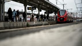 Un train arrive en gare Matabiau de Toulouse, le 2 décembre 2022, lors d'une grève des contrôleurs de la SNCF