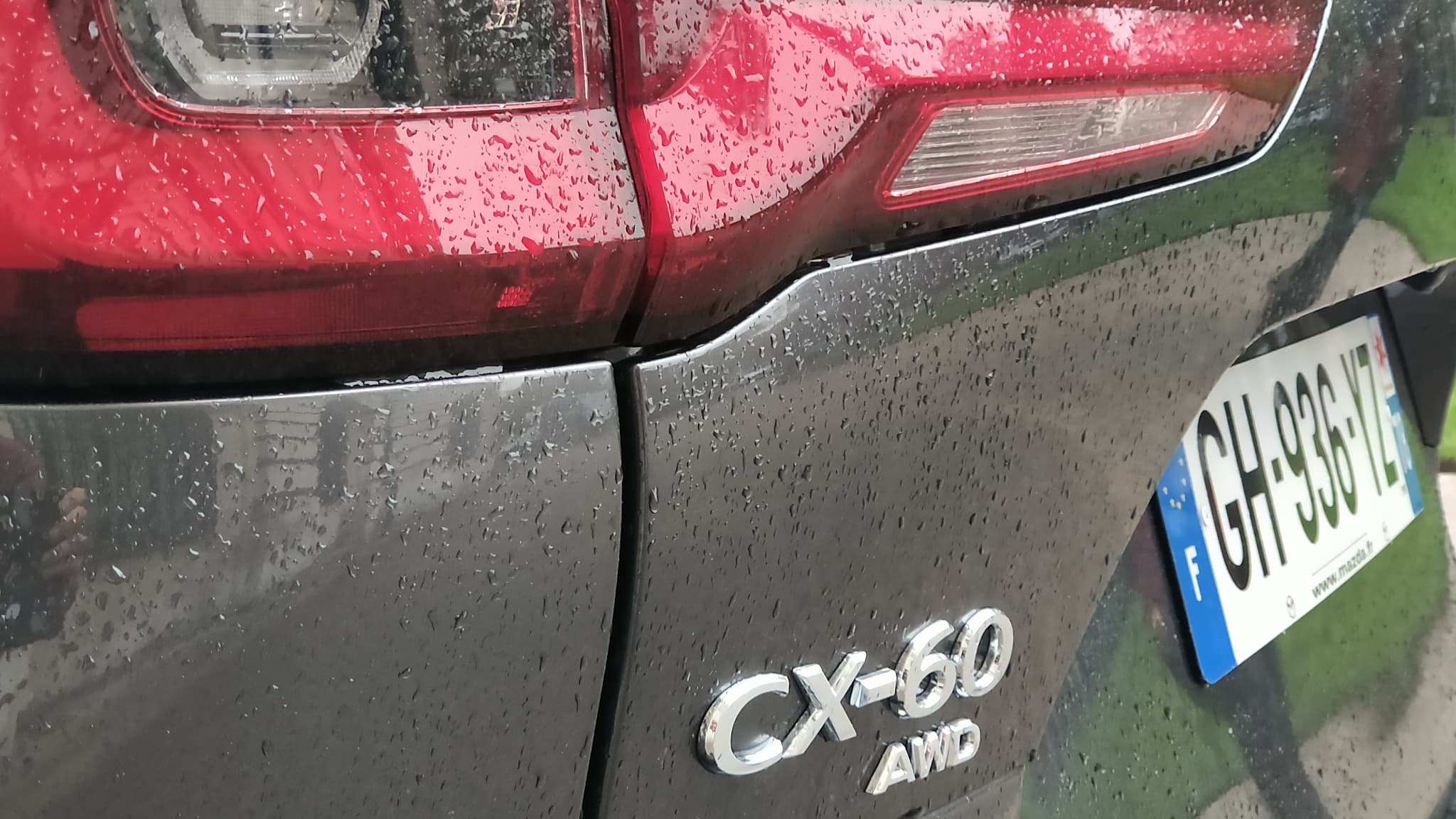 Notre version hybride rechargeable offre une puissance totale de 327 chevaux, regroupant un moteur 4 cylindres de 2,5 litres de cylindrée et un moteur électrique à batterie de 17,8kWh. Notre version hybride rechargeable offre une puissance totale de 327 chevaux, regroupant un moteur 4 cylindres de 2,5 litres de cylindrée et un moteur électrique à batterie de 17,8kWh.