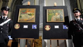 Des carabiniers italiens présentent les deux tableaux retrouvés, mercredi 2 avril, à Rome.