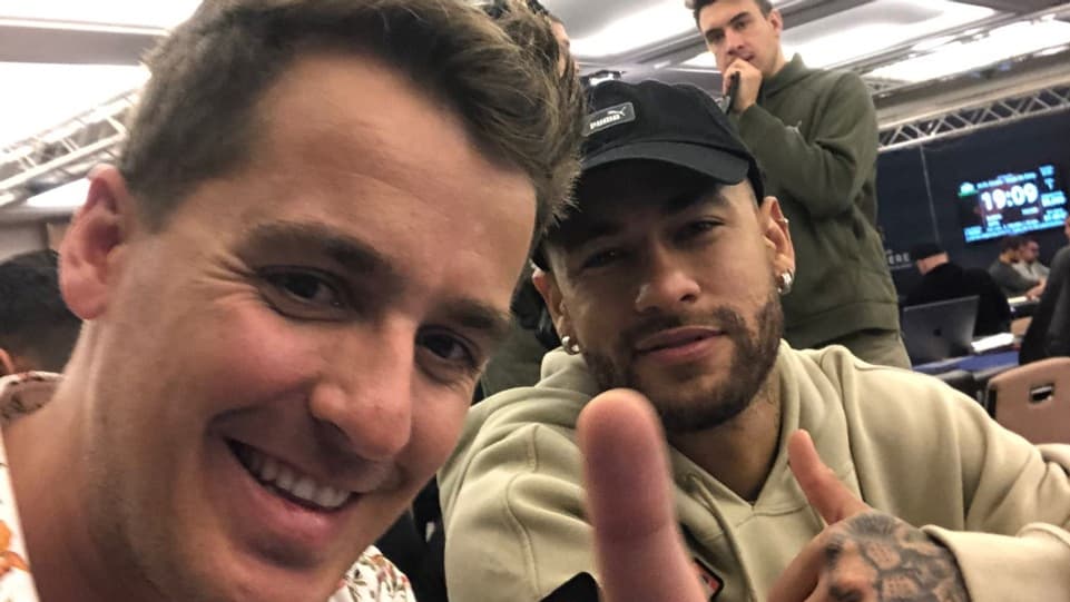 Thomas Eychenne assis à côté de Neymar lors de l'EPT Paris en février 2023