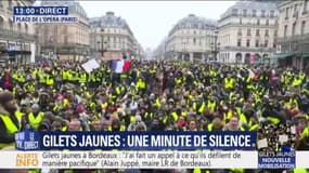 Des gilets jaunes observent une minute de silence place de l'Opéra