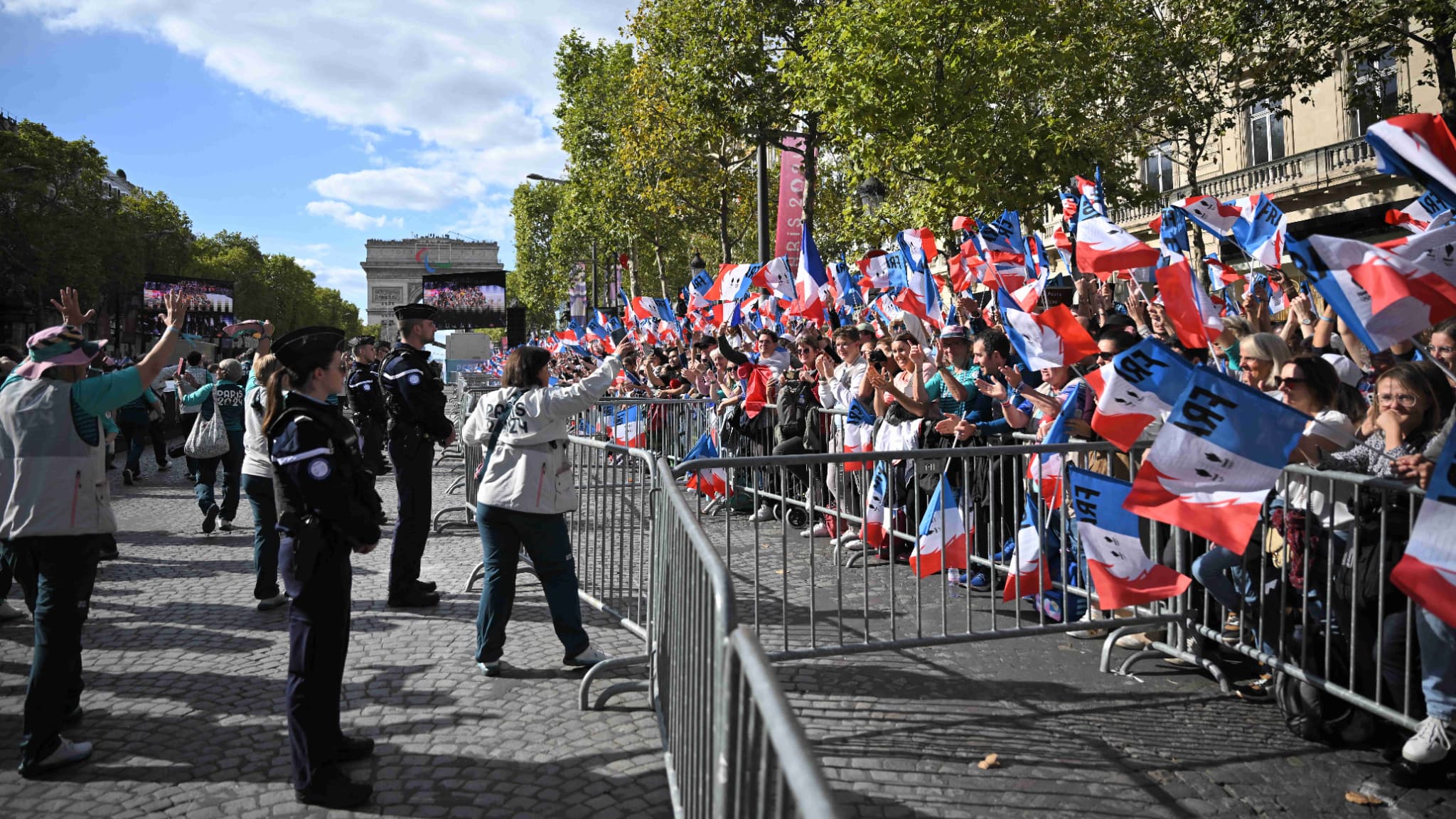 Le public le long des Champs-Elysées, le 14 septembre 2024.