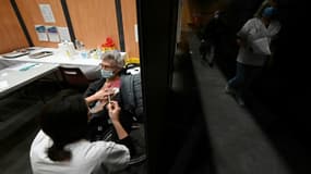 Une femme se fait vacciner contre le Covid-19, le 17 mars 2021 à Béziers