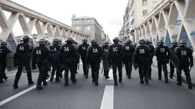 Des CRS bloquent une avenue parisienne à l'occasion de la manifestation contre la loi Travail du 14 avril 2016.