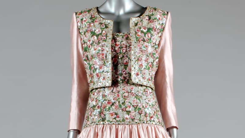 Une des dix robes portées par la princesse Diana et mises en vente en mars prochain.