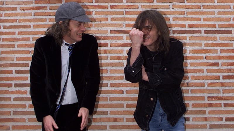 Angus Young (à gauche) et Malcom Young (à droite) en Espagne en mars 2000
