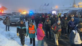 300 personnes ont manifesté devant les locaux de la police aux frontières à Montgenèvre pour dénoncer les arrestations de réfugiés, le 12 mars 2022