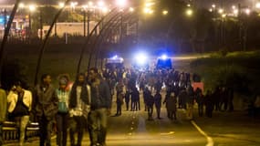 Tôt vendredi matin, des gendarmes escortent les migrants dans la zone du tunnel sous la Manche.