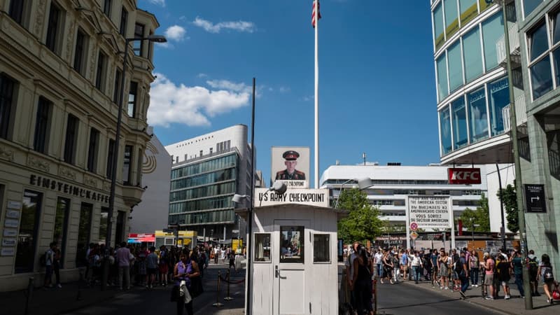Le Checkpoint Charlie connectait auparavant le secteur des Etats-Unis avec le secteur soviétique dans Berlin divisé