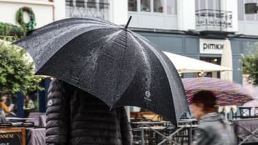 Un homme marche avec un parapluie sous la pluie à Lille, dans le nord de la France, le 21 mai 2024.
