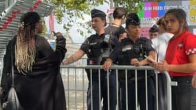 Des policières assurant la sécurité à Paris, quelques jours avant le début des Jeux olympiques en juillet 2024.