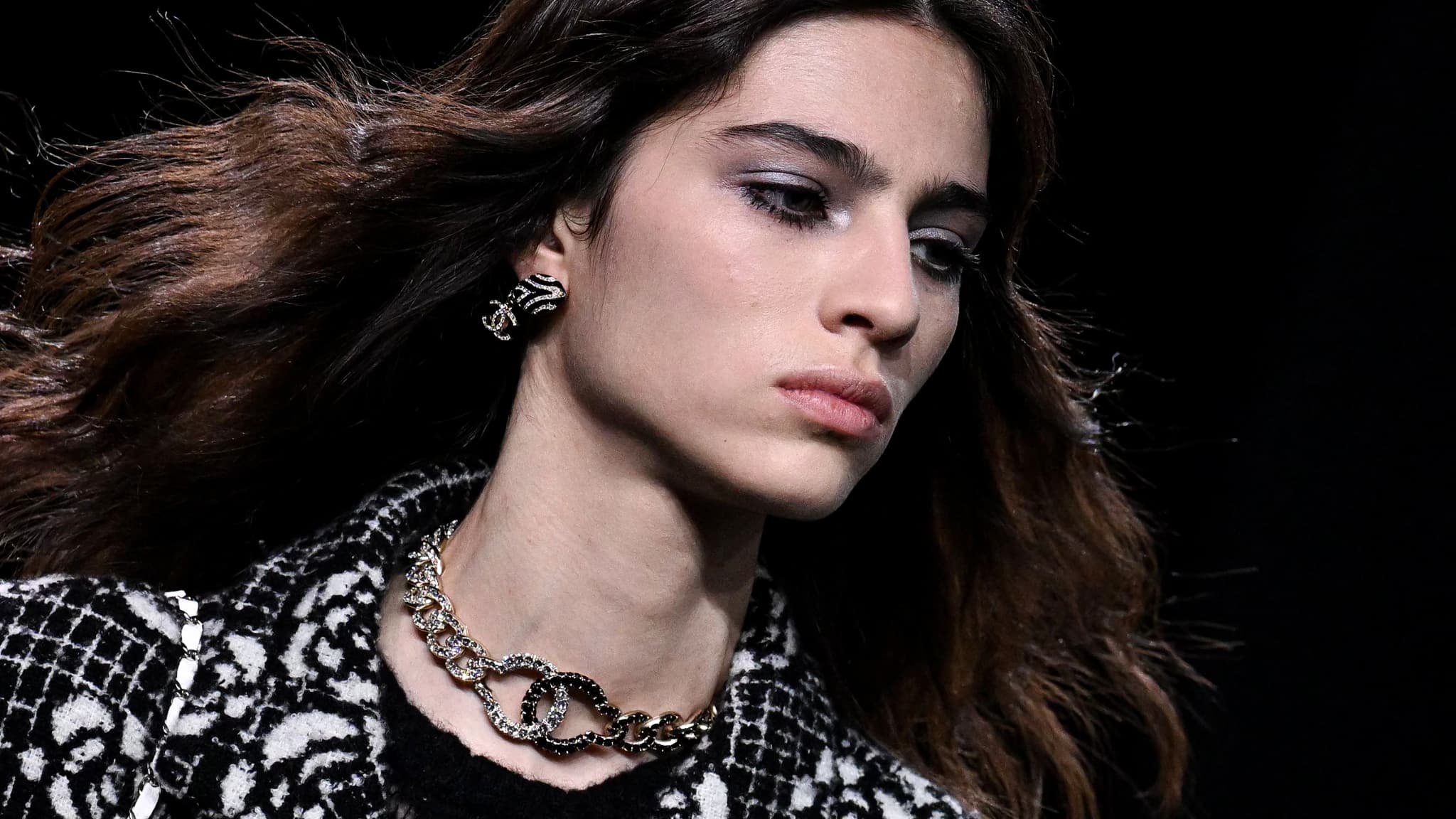 Les bijoux monumentaux marquent ce défilé automne-hiver 2023 chez Chanel. Les bijoux monumentaux marquent ce défilé automne-hiver 2023 chez Chanel.