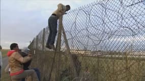Les migrants tentent régulièrement de franchir les barrages de l'Eurotunnel.