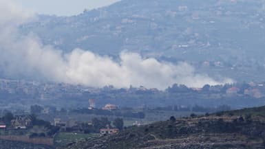De la fumée s'échappe du village de Touline au sud du Liban après une frappe israélienne le 22 mars 2025.