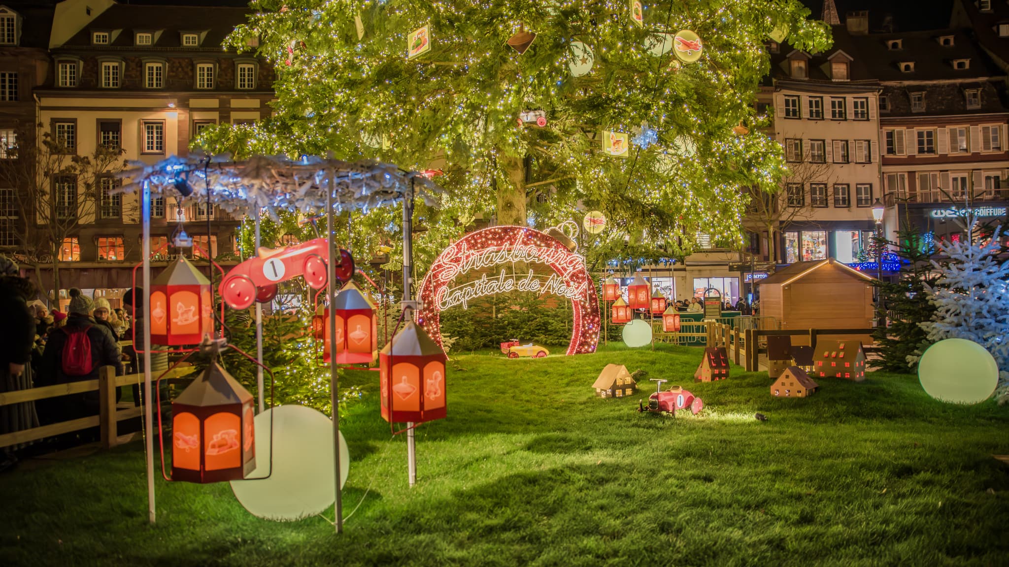 Au pied du grand sapin de Noël à Strasbourg, le 25 novembre 2025. Au pied du grand sapin de Noël à Strasbourg, le 25 novembre 2025.