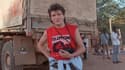Daniel Balavoine sur le Paris-Dakar, le 8 janvier 1986. Le chanteur participait à un "rallye du coeur", distribuant des pompes à eau, tout au long du parcours. Il devait périr, 6 jours plus tard, dans un crash d'hélicoptère.