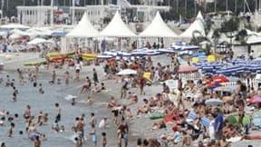 Plage à Nice. En ce troisième été de crise, les Français partent toujours autant en vacances mais ils privilégient le territoire national et dépensent moins. La fréquentation touristique sera au moins stable cet été en France, voire en hausse. /Photo pris