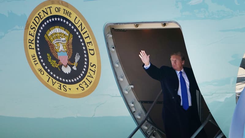 Le président Trump embarque à bord d'Air Force One destination Hanoï, le 25 février 

