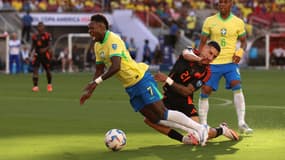 Vinicius réclame un penalty après une intervention de Daniel Munoz lors de Brésil-Colombie (1-1, Copa America), le 2 juillet 2024