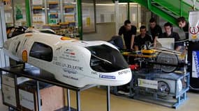A Saint Sébastien-sur-Loire, près de Nantes, des étudiants travaillent sur le MicroJoule, un véhicule de forme allongée destiné à une seule personne et équipé d'un moteur classique, capable de rouler 3.771 kilomètres avec un seul litre d'essence. La hauss