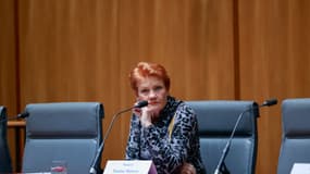 La sénatrice Pauline Hanson assiste à la réunion de la commission sénatoriale des affaires juridiques et constitutionnelles au Parlement, le 8 octobre 2025 à Canberra, en Australie.