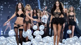 Le final du défilé Victoria's Secret 2014, mené par Alessandra Ambrosio et Adriana Lima