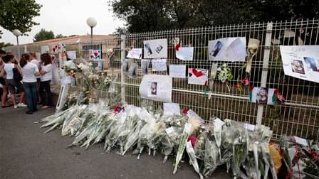 Devant le collège Voltaire à Florensac. Une banale histoire de coeur est à l'origine de la mort lundi d'une collégienne de 13 ans battue à la sortie de cet établissement, selon le ministre de l'Education, Luc Chatel, qui s'est rendu sur place mardi. /Phot