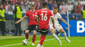 Marcel Sabitzer et Przemyslaw Frankowski lors de Pologne-Autriche à l'Euro, 21 juin 2024