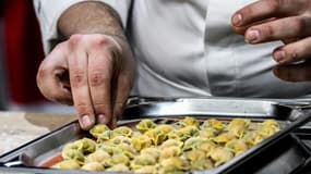 Un chef lors du concours de cuisine du Bocuse d'Or 2023 au SIRHA à Chassieu, près de Lyon, le 23 janvier 2023.