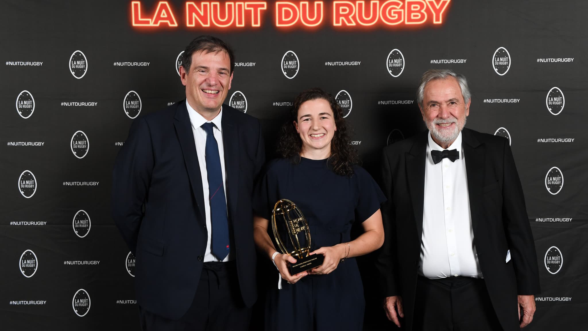 La Nuit du rugby : Florian Grill (Président de la FFR) et René Bouscatel (Président de la LNR) avec Gabrielle Vernier élue meilleure internationale française de l'année 2023. 