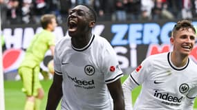Randal Kolo Muani célèbre un but avec Francfort en 2022