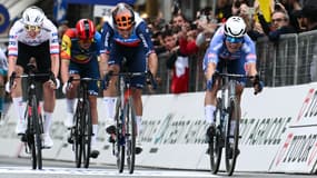 Jasper Philipsen remportant Milan-San Remo le 16 mars 2024