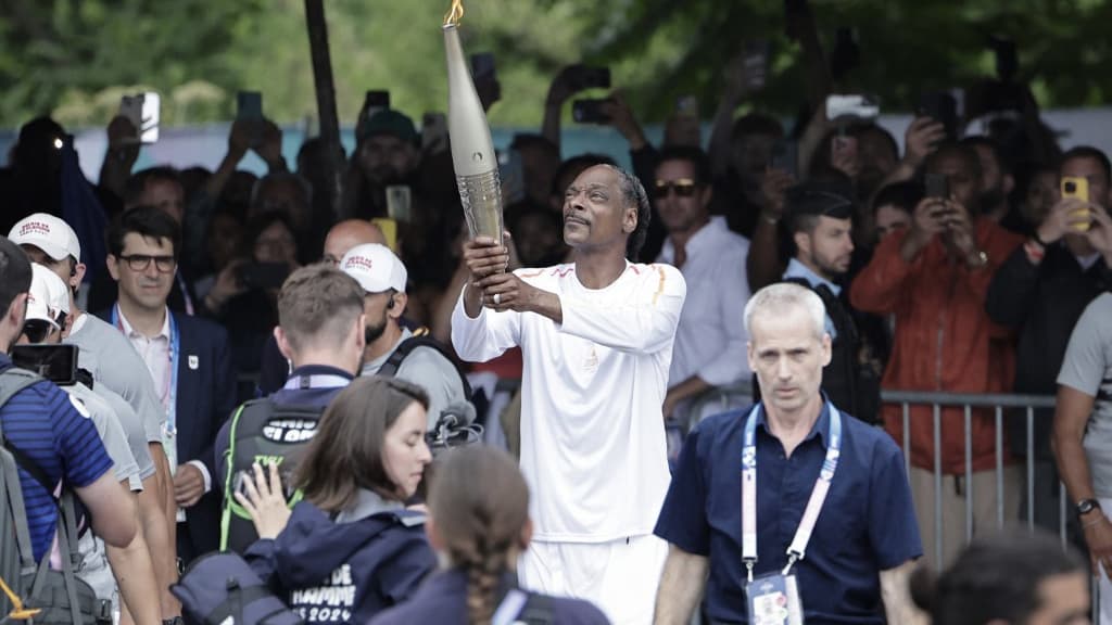 Images of Snoop Dogg carrying the flame in Saint-Denis