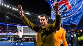 Sergio Rico, gardien du PSG, honoré par le Parc des Princes le 3 avril dernier, après son grave accident de cheval près d'un an plus tôt