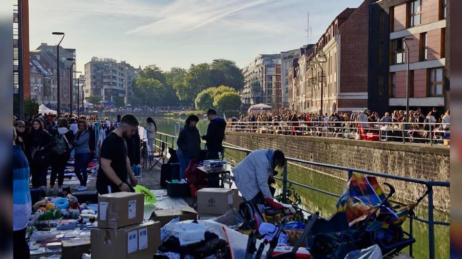 Le quai du Wault est déjà très fréquenté ce samedi 14 septembre par les visiteurs de la Braderie de Lille Le quai du Wault est déjà très fréquenté ce samedi 14 septembre par les visiteurs de la Braderie de Lille