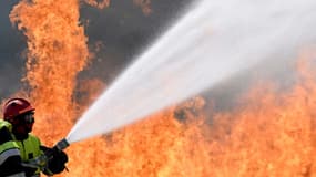 Un pompier s'entraîne au centre de formation départemental des Bouches-du-Rhône à Velaux, le 16 juin 2023