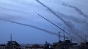 Des pans de fumée après des tirs de roquette depuis la bande de Gaza, vers Israël, le 7 octobre 2023. 