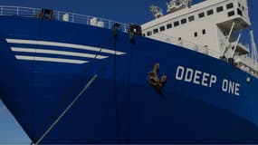 Le navire usine ODeep One, bloqué dans le port de Sète, dispose d'une ligne d'embouteillage à son bord, qui a été convertie pour produire des flacons de 600 ml de gel hydroalcoolique.