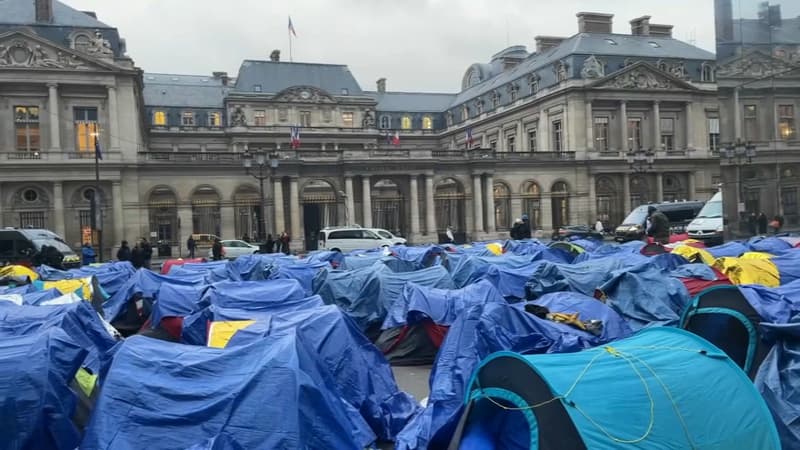 Quelque 300 migrants se sont installés devant le Conseil d'Etat à Paris.