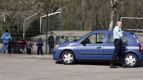 Une voiture de gendarmerie devant l'école primaire de Villefontaine où officiait Romain F., accusé de pédophilie sur des élèves, le jour de son arrestation le 24 mars 2015.